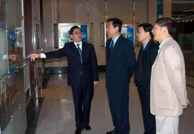 分院領導陪同何巖副秘書長參觀分院綜合樓展廳